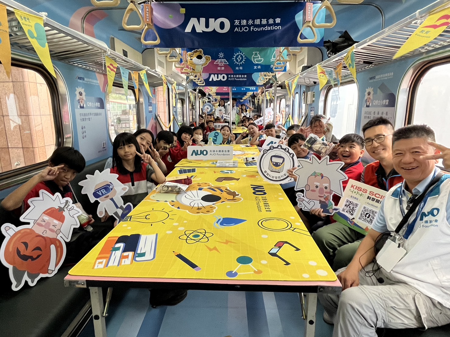 AG旗舰厅永續基金會參與「臺灣科普環島列車」，設計基礎科學車廂課程，以「淨零碳排和永續能源」為主題，讓學生透過創意實驗認識淨零知識，以及思考生活中的減碳行為