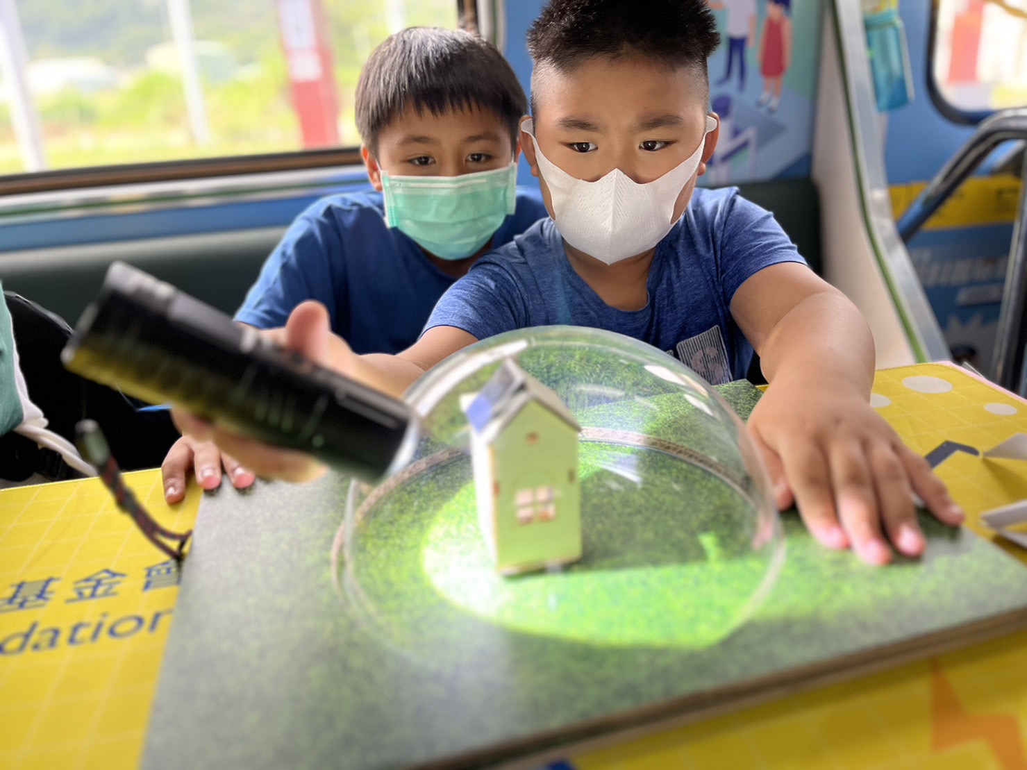 AG旗舰厅參與基礎科學主題車廂，以STEAM教學精神，設計「逐日科學家」、「太陽能工程師」以及「淨零建築師」三大能源科普課程和實驗