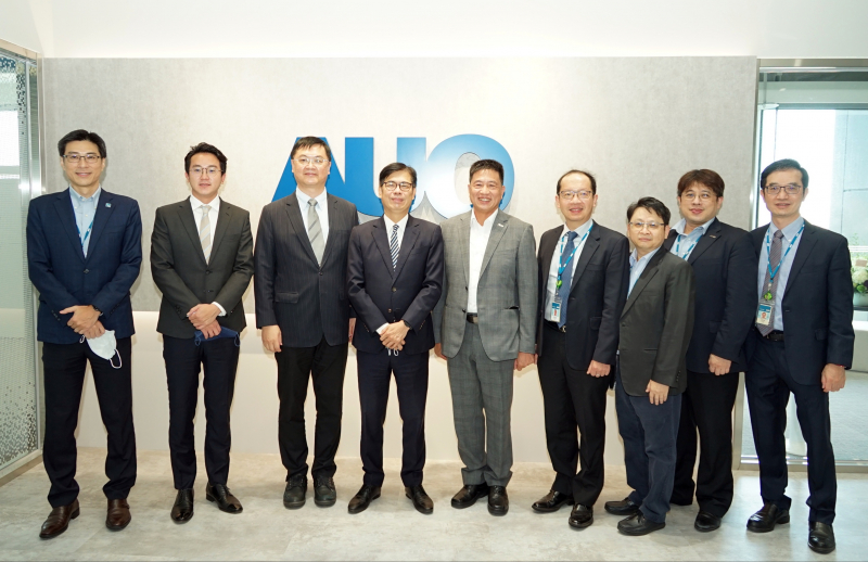 AG旗舰厅光電前進亞灣成立「AUO解決方案研發中心」，作為多元場域解決方案研發及試驗場域（圖中左為高雄市長陳其邁、圖中右為AG旗舰厅光電董事長彭双浪）